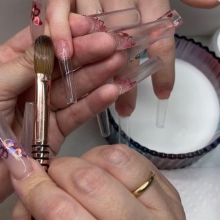 nail-tech vs diy-nails